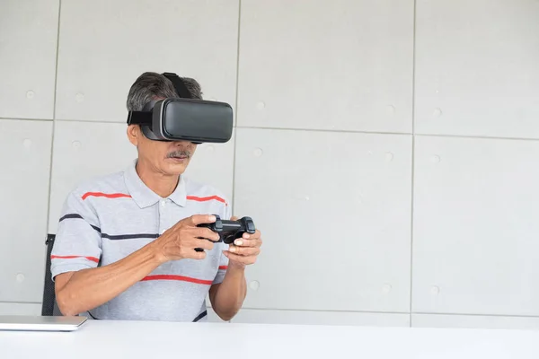 Gamepad oyun oynarken sanal gerçeklik vr gerçeklik gözlük yaşlı adam, yaşlı adam zevk ve tatil mutlu.