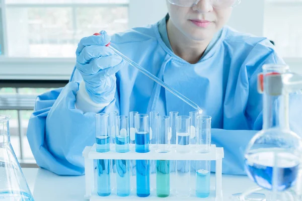 Bilim adamları laboratuvarda araştırma yapmak