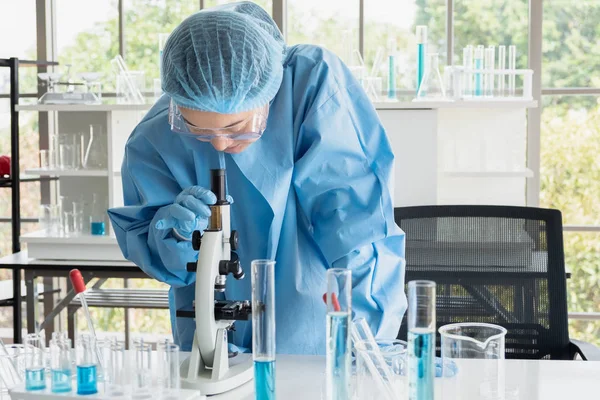 Bilim adamları araştırma, kimyasal formüller analiz, biyolojik test sonuçları, Profesör laboratuvarda hastalık tedavisi için yeni bir formül keşfetti.