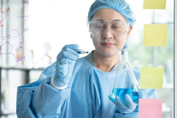 Bilim Adamları Araştırma Kimyasal Formüller Analiz Biyolojik Test Sonuçları Profesör — Stok fotoğraf