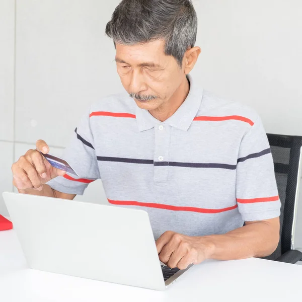 üst düzey Asyalı adam online bir kredi kartı, iş e-ticaret kavramı kullanarak
