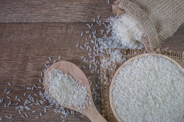 Tahta kasede beyaz pirinç, kaşık ahşap, üst manzara.