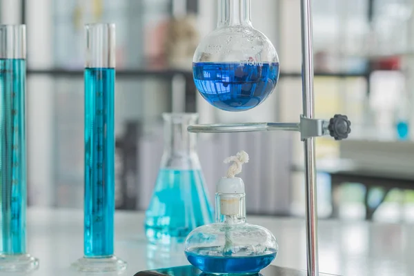 Tudomány Laboratórium különböző üvegedények berendezések. — Stock Fotó