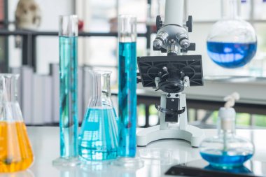 Bilim Laboratuvarı Farklı cam donanımları.