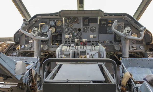 Widok Kokpitu Starej Kontroli Samolotu Technologii Transportu Starych Uszkodzonych Przechowywać — Zdjęcie stockowe