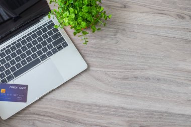 Üst görünüm, Kredi kartı masa masasında dizüstü yerleştirilir. kopyalama alanı ile, Online alışveriş konsepti.
