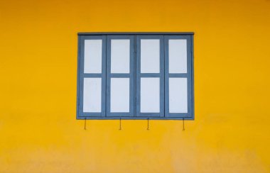 Eski ahşap pencereler, classsic retro tarzı, sarı duvarlı beyaz-yeşil renk.