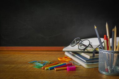 Eğitim, kavram okula geri. ahşap masa üzerinde Okul Malzemeleri tebeşir ön görünümü. Not Defterleri, Kopyalama Alanı ile Kırtasiye.
