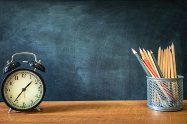 Eğitim, kavram okula geri. Tebeşir tahtası üzerinde Okul Malzemeleri Sınır Afiş, Retro Siyah Saat vintage, Kalem, Kırtasiye ile