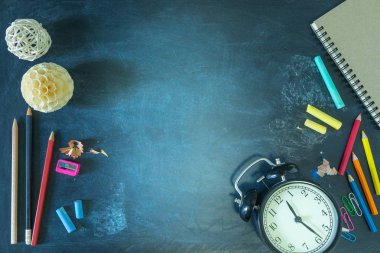 Düz Lay, Chalkboard üzerinde Okul Malzemeleri Sınır Banner Top View, retro Siyah Saat vintage ve dizüstü, Copy Space ile Kırtasiye. Konsept Okula Dönüş.