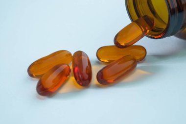 Pills Temiz kahverengi jel Reçete Şişe dökülen. Tıp ve diyet takviyeleri mavi arka plan tıp kavramı izole.