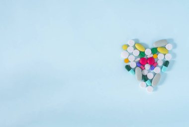 Düz Lay, Renkli Top View, Çeşitli farmasötik ilaç hapları. Birçok hap ve tablet kopya alanı ile mavi arka plan izole. tıp kavramı.