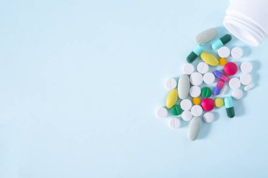 Düz Lay, Renkli Top View, Çeşitli farmasötik ilaç hapları. Birçok hap ve tablet kopya alanı ile mavi arka plan izole. tıp kavramı.