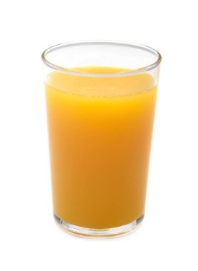 Beyaz arka planda izole edilmiş bir bardak taze portakal suyu..
