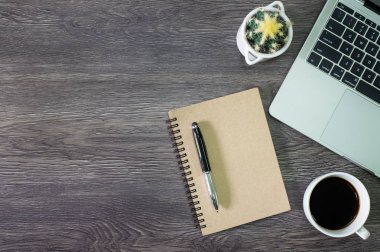 Düz yatıyordu, Dizüstü bilgisayar, kalem ve siyah kahve beyaz fincan ile Office masası ahşap masa üst görünümü. kopyalama alanı ile.