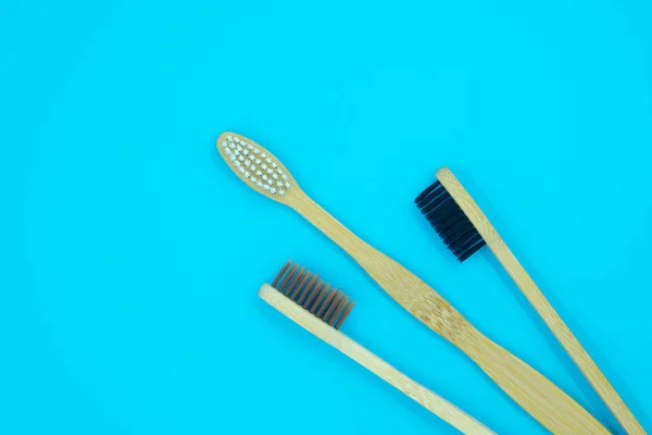 Brosses Dents Bois Bambou Isolées Sur Fond Bleu Concept Dentaire — Photo