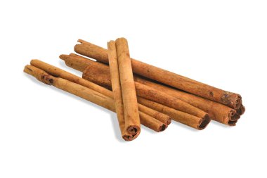 Tarçın yakın çekim beyaz arka plan üzerinde izole yığın sopa.