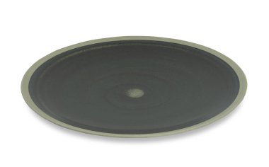 Beyaz arka planda izole edilmiş boş siyah seramik plaka (çanak).