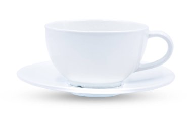 Tabakta beyaz kahve fincanı beyaz arka planda izole edilmiş. Beyaz seramik bardak, kahve kupası ya da kırpma yolu olan çay..