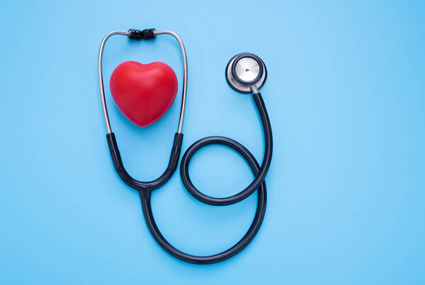 Черный стетоскоп с красным сердцем врача для обследования на синем фоне. Стетоскоп оборудование медицинского назначения для диагностики слуха звук. Здравоохранение и кардиология. квартира лежала с копировальным пространством
.