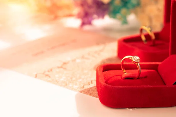 Gold Wedding Rings Engagement Rings Red Box Couple Ring Beautiful — Stock Photo, Image