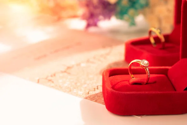 Anillos Boda Oro Anillos Compromiso Caja Roja Anillo Pareja Hermoso — Foto de Stock