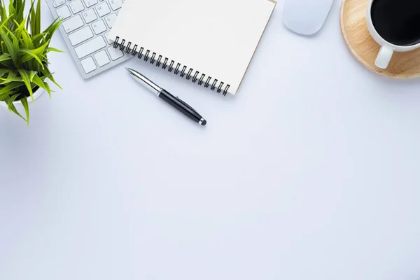 Vitt Skrivbord Med Tangentbord Anteckningsbok Och Kaffekopp Med Övrig Kontorsutrustning — Stockfoto