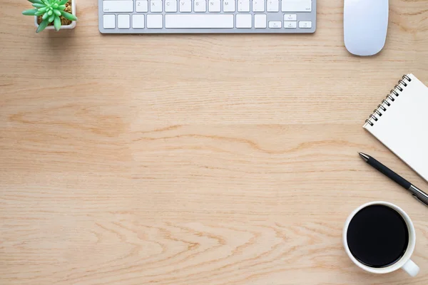 Trä Kontorsbord Med Tangentbord Anteckningsbok Och Kaffekopp Med Utrustning Andra — Stockfoto