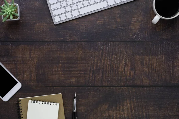 Vista Superior Mesa Escritorio Oficina Madera Oscura Con Teclado Portátil — Foto de Stock