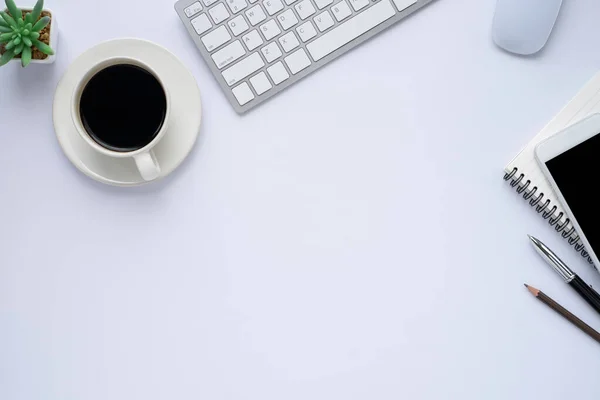Vitt Skrivbord Med Tangentbord Anteckningsbok Och Kaffekopp Med Övrig Kontorsutrustning — Stockfoto