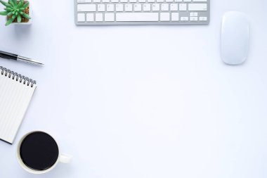 Klavyeli beyaz ofis masası, not defteri ve ekipman ofis malzemeleriyle dolu kahve fincanı. İş ve finans kavramı. Çalışma yeri, boş kopya alanı olan düz uzanma, Üst görünüm.