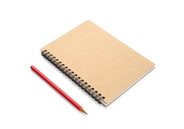 Kahverengi spiral defter ve kalemin üstündeki üst görünüm beyaz zemin üzerinde bir model tasarlamak için izole edilmiştir. Eğitim ve iş konsepti. kırpma yolu ile düz uzandı.