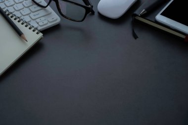 Klavyeli, klavyeli, not defterli, gözlüklü, fareli ve ekipmanlı ofis masası diğer ofis malzemeleri. İş ve finans kavramı. Çalışma yeri, boş kopya alanı olan düz uzanma, üst görünüm.