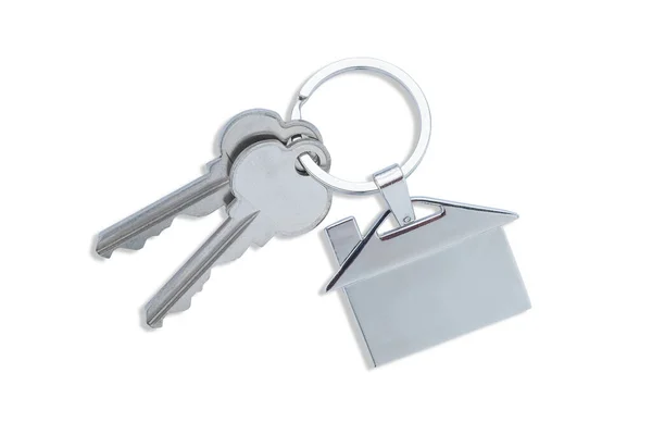 白い背景に家の形の金属キーチェーンと銀の鍵の家 新しい家を購入するための不動産コンセプト — ストック写真