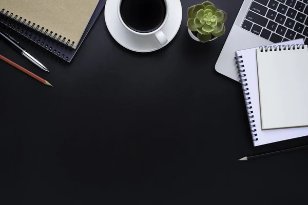 Mesa Escritorio Oficina Negra Con Computadora Portátil Portátil Taza Café — Foto de Stock