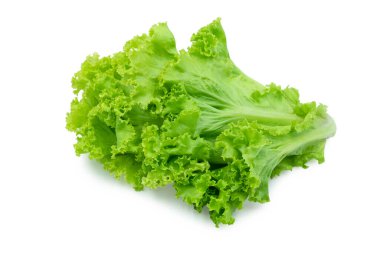 Taze yeşil marul yaprakları, beyaz arka planda izole edilmiş salata yaprakları. kırpma yolu ile.