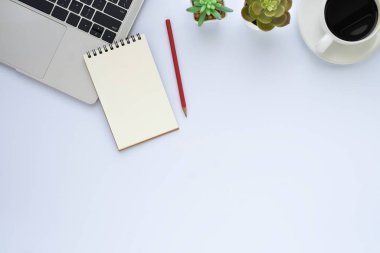 Bilgisayarlı beyaz ofis masası, defter ve kahve fincanı diğer ofis malzemeleriyle dolu. İş ve finans kavramı. Çalışma yeri, boş kopya alanı olan düz uzanma, Üst görünüm