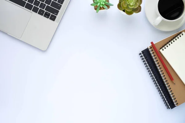 Vitt Skrivbord Med Laptop Anteckningsbok Och Kaffekopp Med Utrustning Andra — Stockfoto