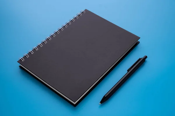 Taccuino Nero Spirale Con Penna Isolata Sfondo Blu Progettare Mockup — Foto Stock