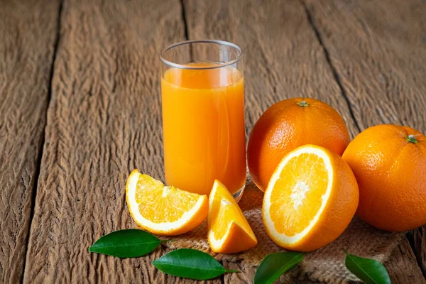 Glas Gepresster Orangensaft Und Frische Orangenfrüchte Reif Geschnitten Und Scheiben — Stockfoto