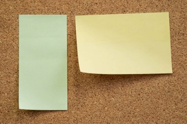 Açık yeşil ve sarı renkli yapışkan notlar. boş boş alan.