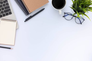 Klavyeli beyaz ofis masası, klavyeli defter ve ekipman ofisi malzemeleri. İş ve finans kavramı. Çalışma yeri, boş kopya alanı olan düz uzanma.
