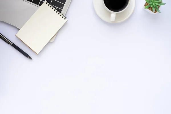 Witte Bureau Tafel Met Toetsenbord Van Laptop Notebook Met Apparatuur — Stockfoto