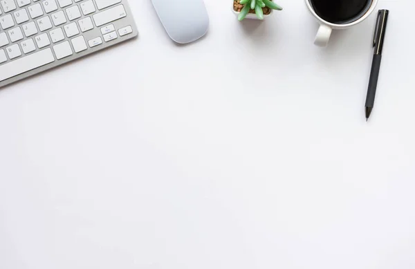 Vista Superior Mesa Escritorio Oficina Blanca Con Teclado Portátil Taza — Foto de Stock