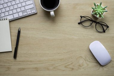 Tahta ofis masasının en üst manzarası klavye, defter ve diğer ofis malzemeleriyle birlikte fare bilgisayarı. İş ve finans kavramı. Çalışma yeri, boş kopya alanı olan düz uzanma.