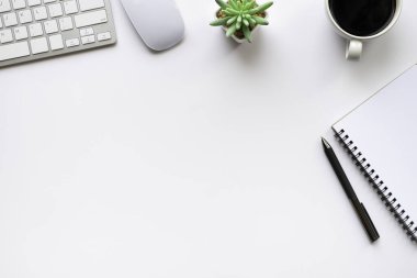 Beyaz ofis masasının üstünde klavyesi, klavyesi, bilgisayarı ve diğer ofis malzemeleriyle birlikte fare bilgisayarı var. İş ve finans kavramı. Çalışma yeri, boş kopya alanı olan düz uzanma.