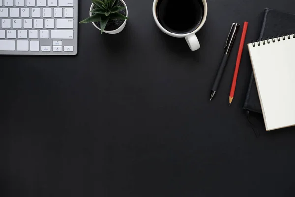 Ovansidan Black Office Skrivbord Med Tangentbord Anteckningsbok Och Kaffekopp Med — Stockfoto