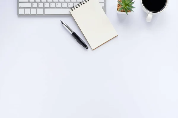 Witte Bureau Tafel Met Toetsenbord Notebook Koffiebeker Met Apparatuur Andere — Stockfoto