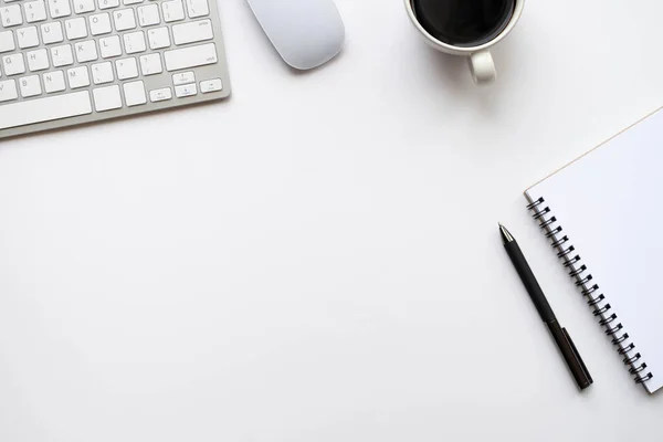 Vista Superior Mesa Escritorio Oficina Blanca Con Teclado Portátil Taza — Foto de Stock