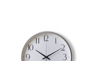 Beyaz zemin üzerinde izole edilmiş Analog vintage beyaz saat yakın plan. Zaman yönetimi konsepti. kopyalama alanı ile.